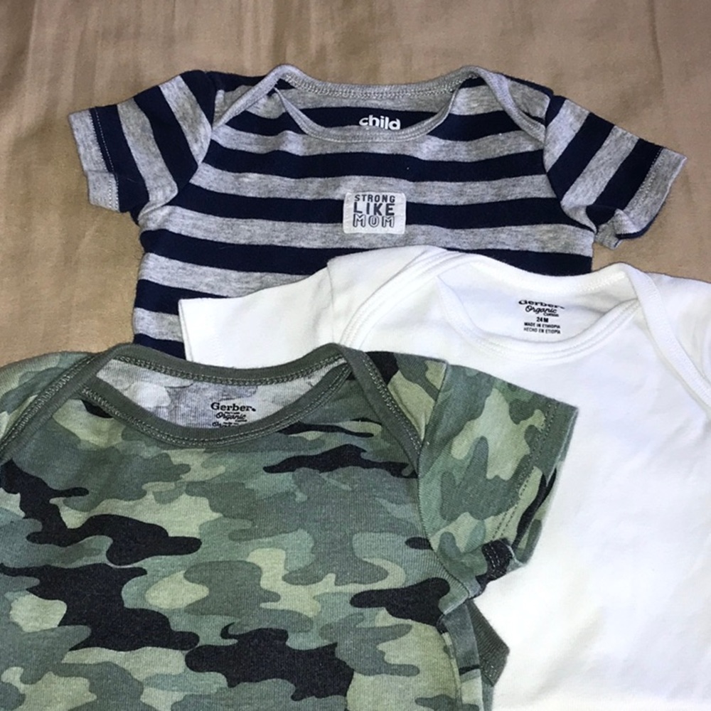 Bundle of 3 onesies (6 mo +)